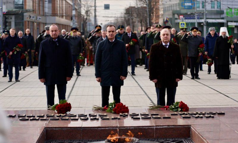 Кондратьев возложил цветы к Вечному огню на Площади памяти Героев в Краснодаре