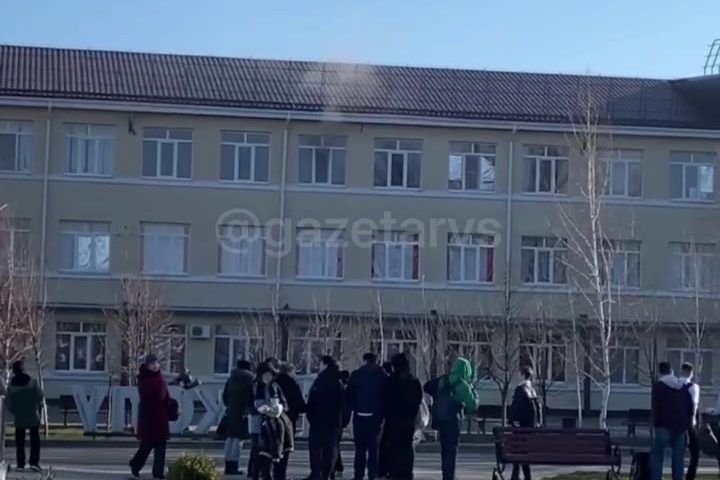Более 1 тыс. детей эвакуировали из-за короткого замыкания в школе в Динской