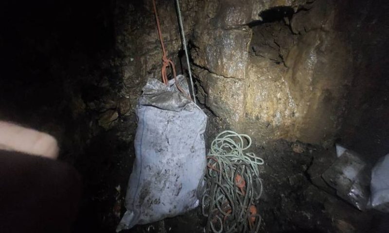 Спелеологи убрали свалку на входе в пещеру в Сочинском нацпарке