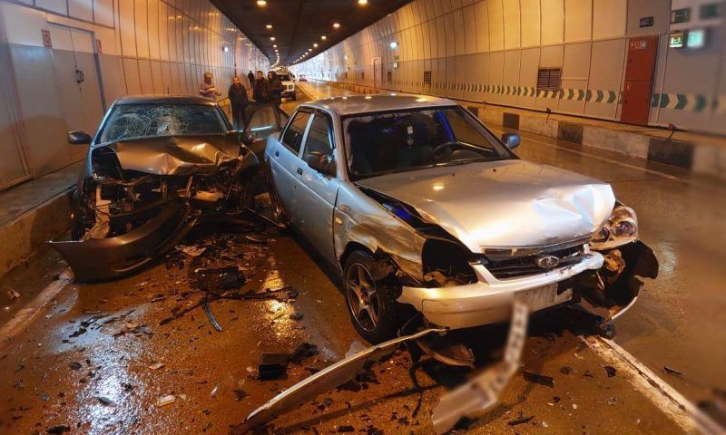 Четыре человека пострадали в ДТП с двумя легковушками в тоннеле в Сочи
