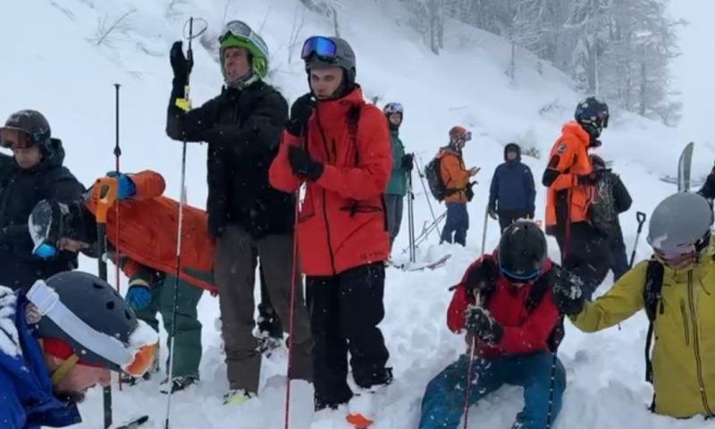 Лавину на горнолыжном курорте Сочи вызвал катавшийся вне трассы сноубордист