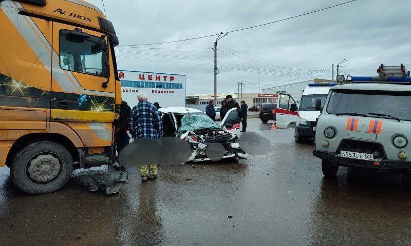 Два человека погибли и трое пострадали в ДТП с грузовиком в Абинске