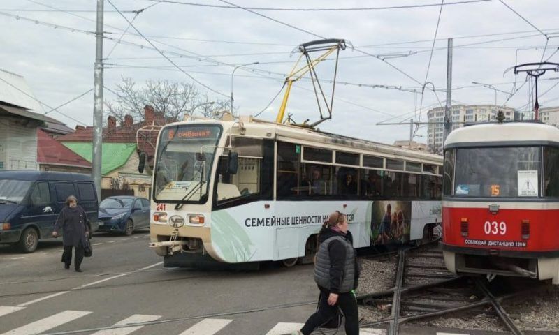 Сломанный пантограф парализовал движение 5 трамвайных маршрутов в Краснодаре