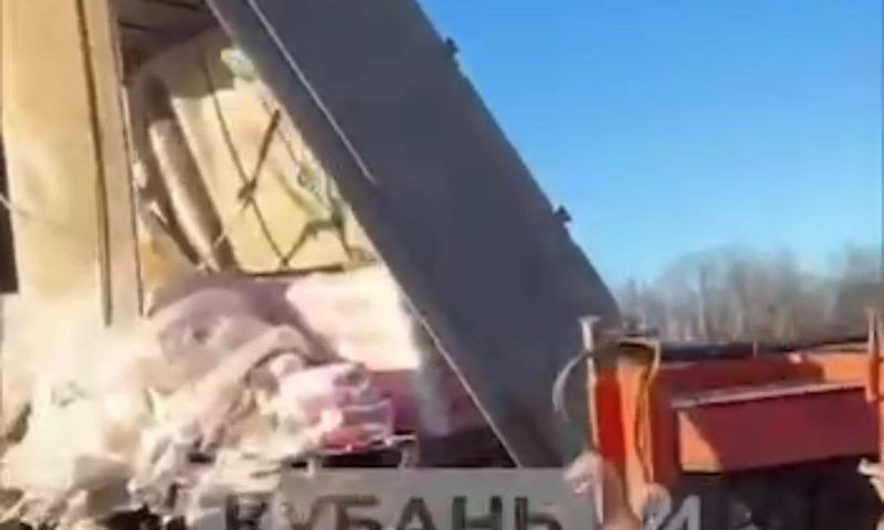 ДТП с 4 грузовиками парализовало движение на трассе под Армавиром