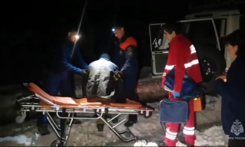 Спасатели ночью эвакуировали тяжелобольного из высокогорного села в Сочи
