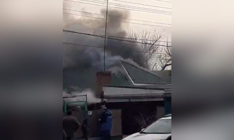 Несколько домов загорелись в Усть-Лабинске из-за сильного ветра