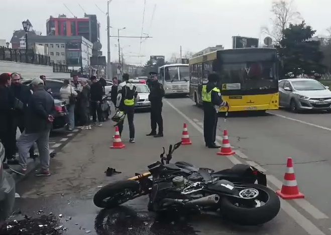 Мотоциклист погиб в ДТП с кроссовером в центре Краснодара