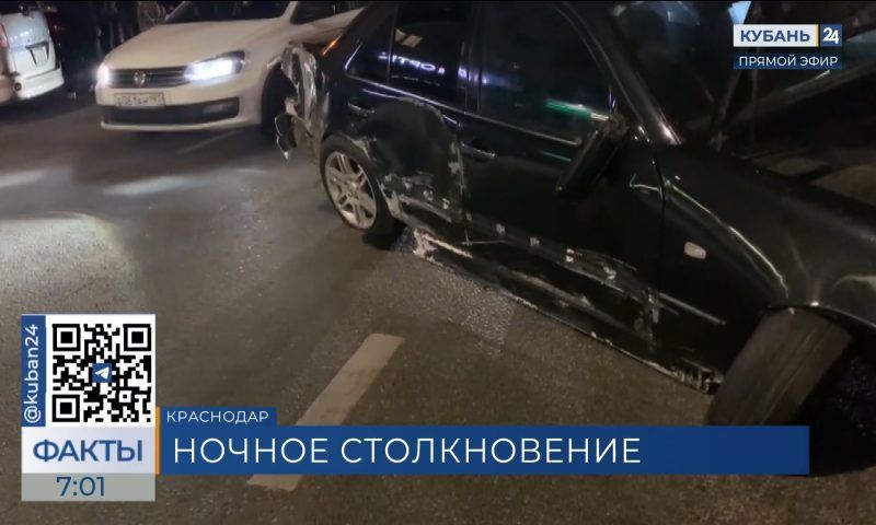 Иномарка вылетела на тротуар после столкновения в Краснодаре