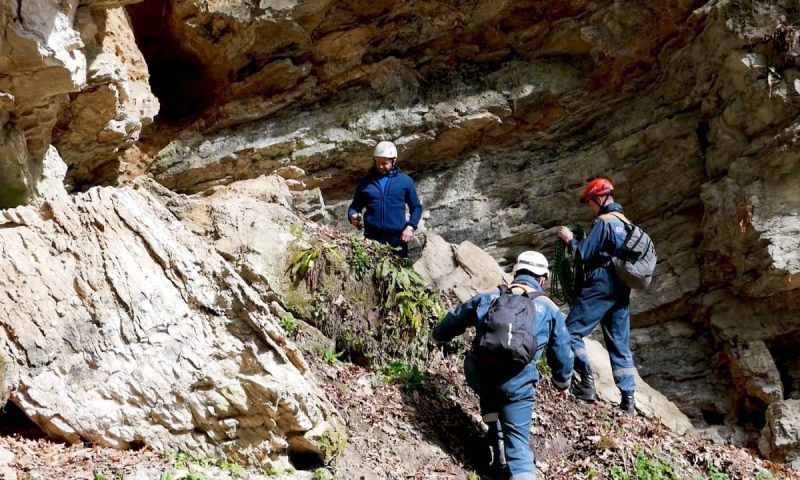 В Мостовском районе спасли туриста, потерявшегося в глубокой пещере