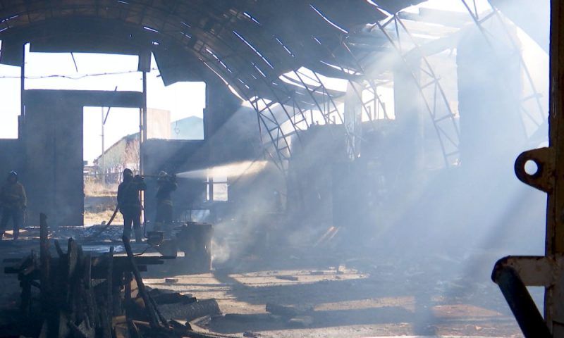 В Ейске выясняют причины крупного пожара на складе