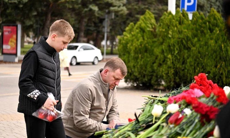 Мэр Краснодара возложил цветы у мемориала в память о погибших в Подмосковье
