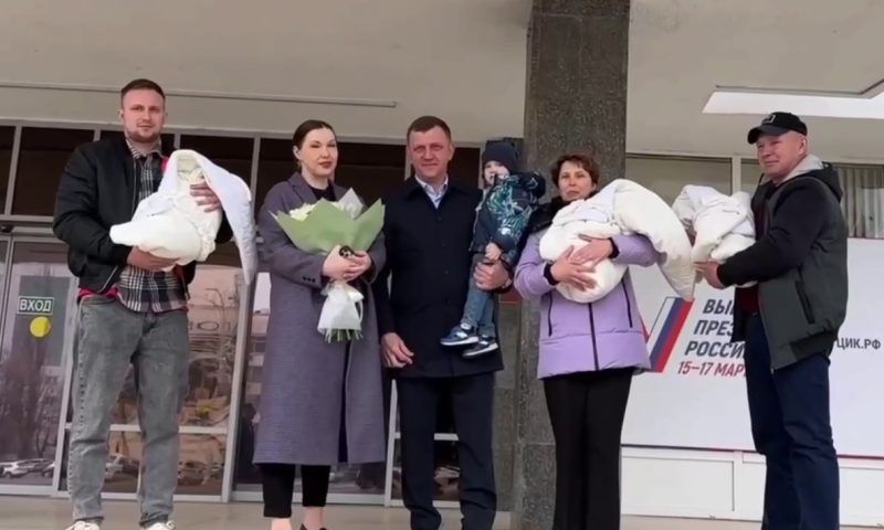 Мэр Краснодара подарил коляску многодетной семье, в которой родилась еще тройня