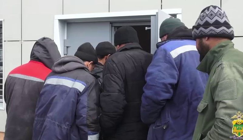 В центре Краснодара задержали мигрантов, живших в недостроенном здании без воды