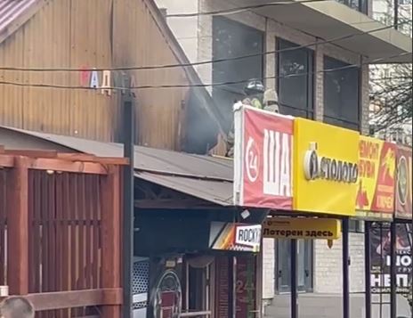 Павильон с шаурмой загорелся на улице Российской в Краснодаре