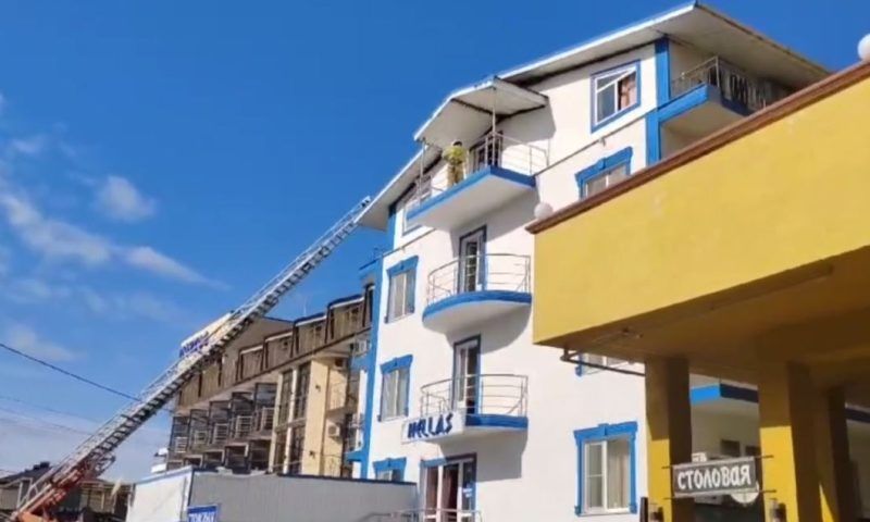 Пожар в трехэтажном гостевом доме произошел в Анапе
