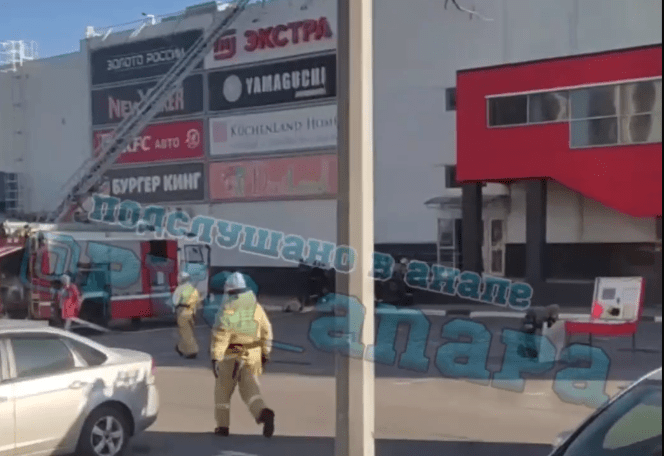 В МЦУ Анапы успокоили испуганных пожарными машинами у ТЦ «Красная площадь» людей