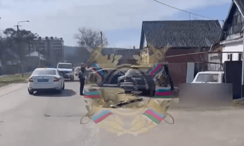 На Кубани «четверка» после столкновения с джипом влетела в забор, водитель погиб