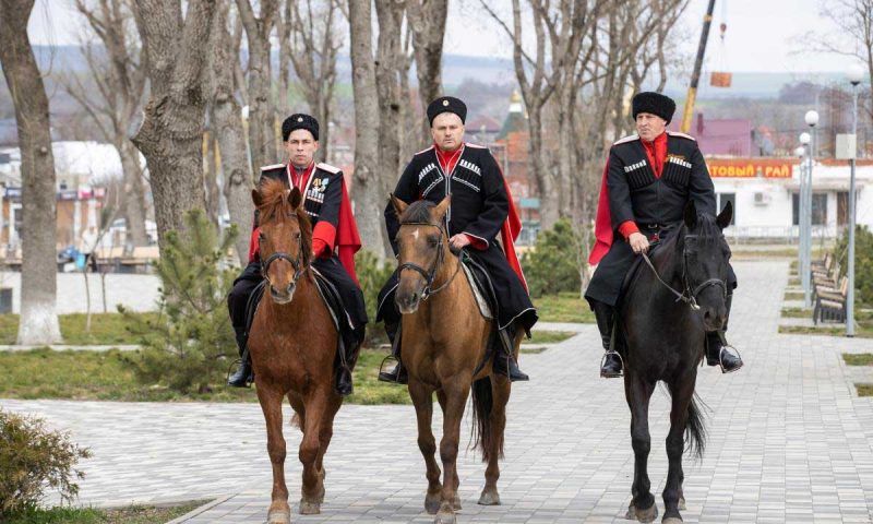 В Анапе казаки на конях прибыли проголосовать на выборах президента России