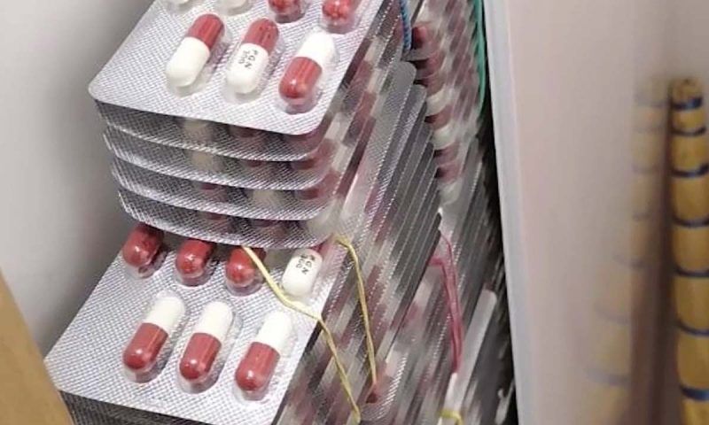В Сочи хозяйка аптеки спрятала в стене туалета сильнодействующие лекарства