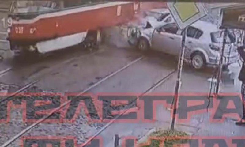 Легковушка на полной скорости снесла с рельсов трамвай в Краснодаре