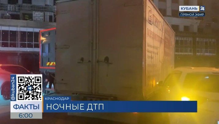 Пробка образовалась из-за ДТП с участием двух грузовиков и иномарки в Краснодаре