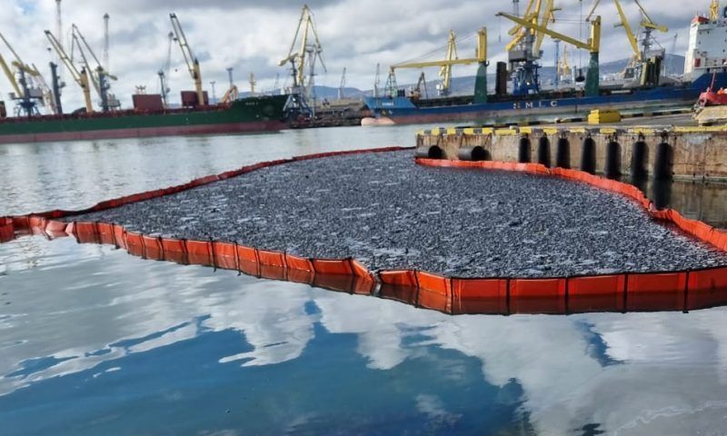 После крупного разлива нефтепродуктов в порту Новороссийска арестовали сухогруз