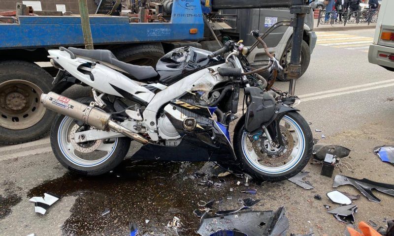 Мотоциклист погиб, врезавшись на большой скорости в автобус в Ейске