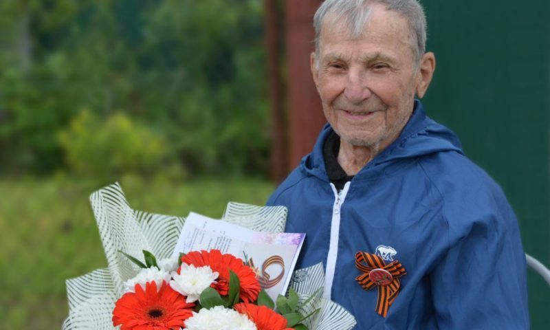 Кондратьев поздравил с вековым юбилеем ветерана из Новокубанского района