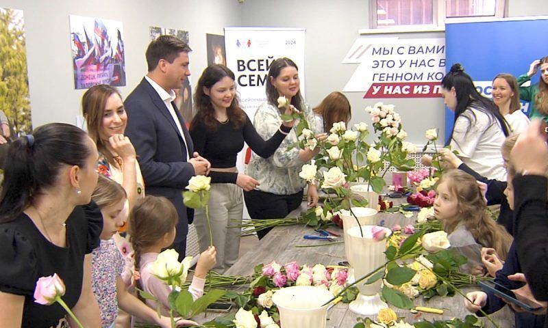 Мастер-класс по изготовлению букетов провели в Краснодаре в преддверии 8 Марта