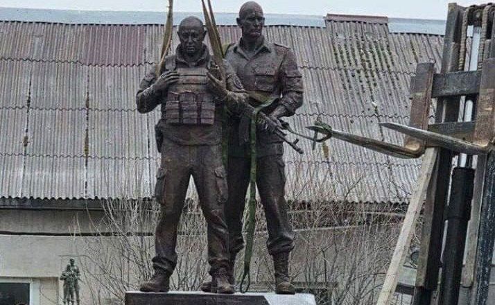Фотографии памятника основателям ЧВК «Вагнер» на Кубани появились в сети