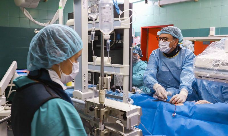 Хирурги в Краснодаре заменили пациенту сердечный клапан через прокол в бедре