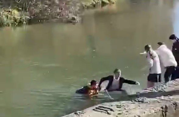 Школьник упал в реку по пути домой в Сочи