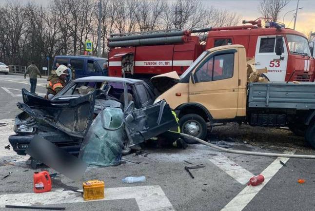 Водитель грузовика проехал на красный и устроил аварию с 2 погибшими на Кубани
