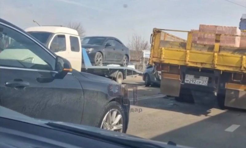 Огромную пробку спровоцировало массовое ДТП на Ростовском шоссе в Краснодаре