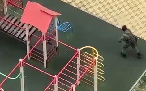 Мужчина в камуфляже странно вел себя на детской площадке в Краснодаре