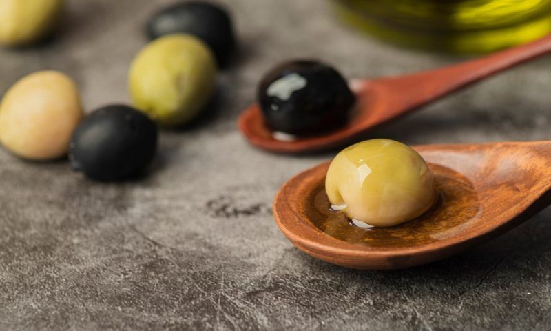 Диетолог Гинзбург рассказал, в чем польза и вред маслин и оливок