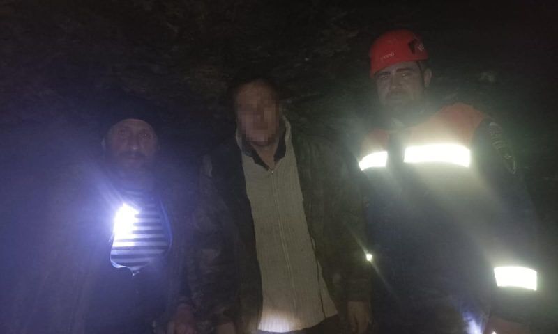Подвели фонарики: турист-диабетик заблудился в темной пещере в Мостовском районе