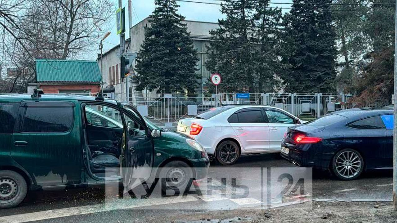 Приезжий разбил окно чужой машины в дорожном конфликте в Краснодаре - 20  марта, 2024 Все новости, Происшествия «Кубань 24»