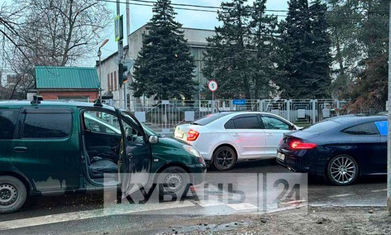 Приезжий разбил окно чужой машины в дорожном конфликте в Краснодаре