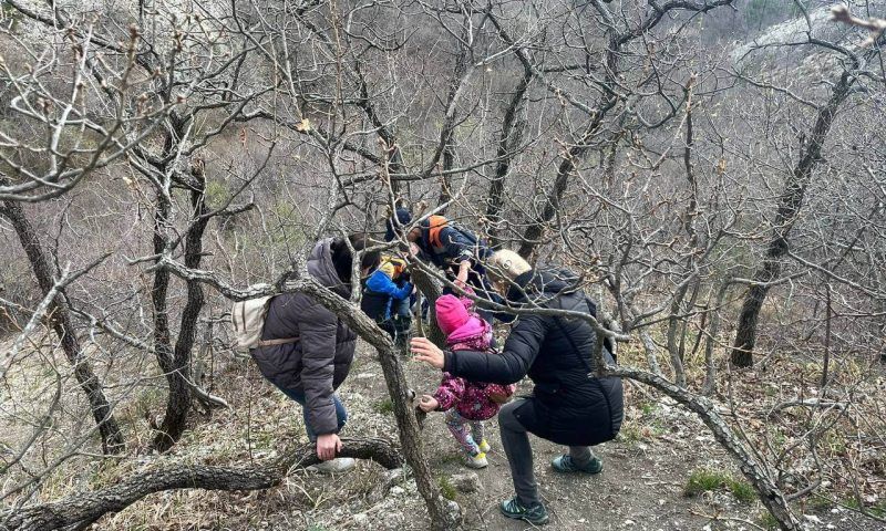 Женщины с двумя детьми застряли на осыпающемся склоне горы в Геленджике