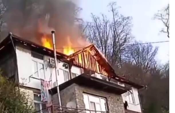 Крыша жилого двухэтажного дома загорелась в Сочи