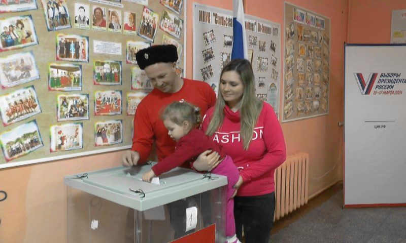 Семья из Тихорецкого района пришла проголосовать на выборах президента России