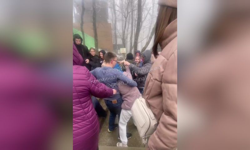 Женщины устроили драку в очереди к «Сафари парку» в Геленджике
