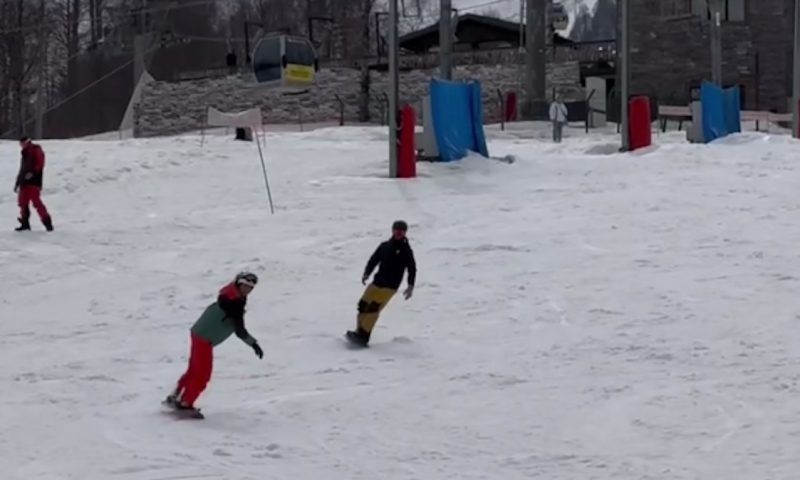 Фигурист Костомаров впервые после ампутации встал на сноуборд в горах Сочи