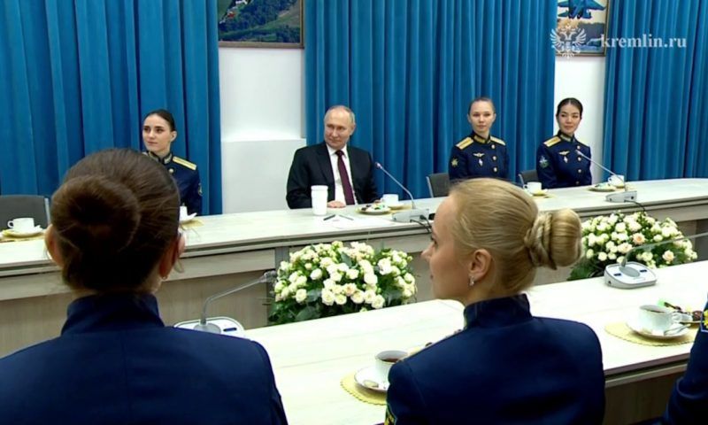 Путин провел встречу в Краснодарском летном училище