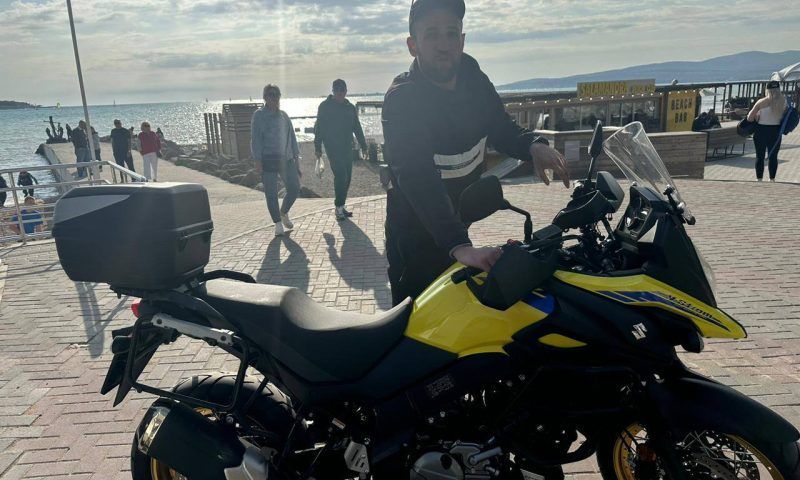 Турист из Челябинска на мотоцикле выехал на набережную Геленджика