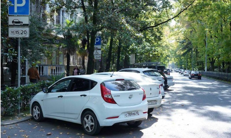 Для борьбы с хаотичной парковкой в Сочи запустят автомобили с фотофиксацией