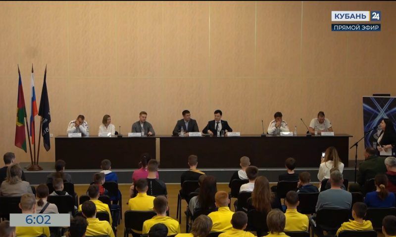 Пляжные футболисты сборной РФ встретились с детьми участников СВО в Краснодаре
