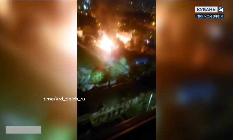 Грузовик загорелся на одной из парковок в Краснодаре