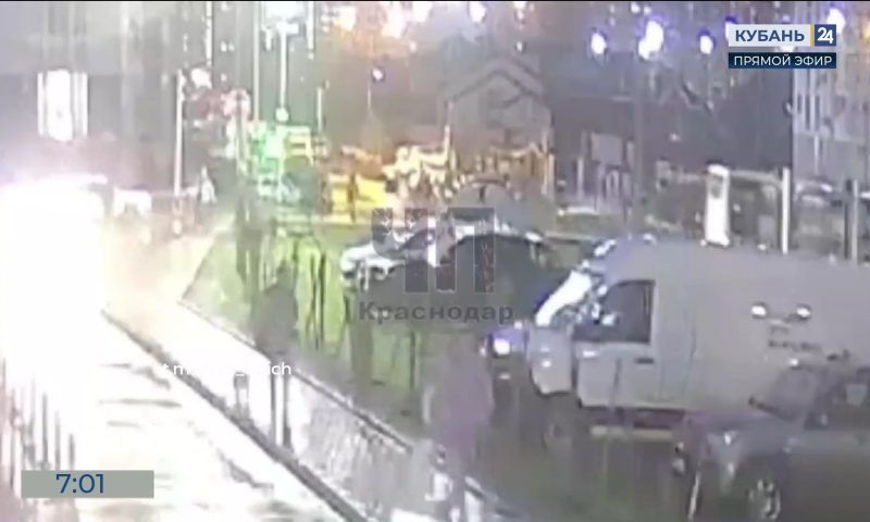 В Краснодаре легковушка сбила двух человек на пешеходном переходе